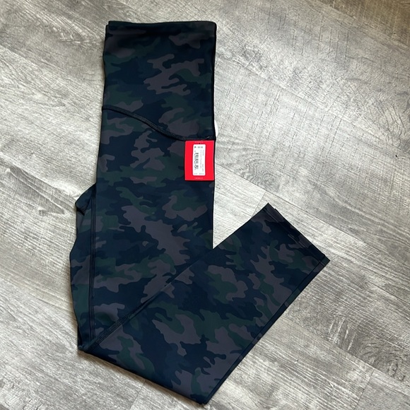 NWT. SPANX Booty Boost 7/8 Printed Camo Leggings - Picture 10 of 13